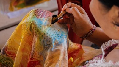 里番制作公司风格对比分析：并排展示不同制作公司的画风截图，色彩鲜明，用于帮助读者快速识别各家作画特色
